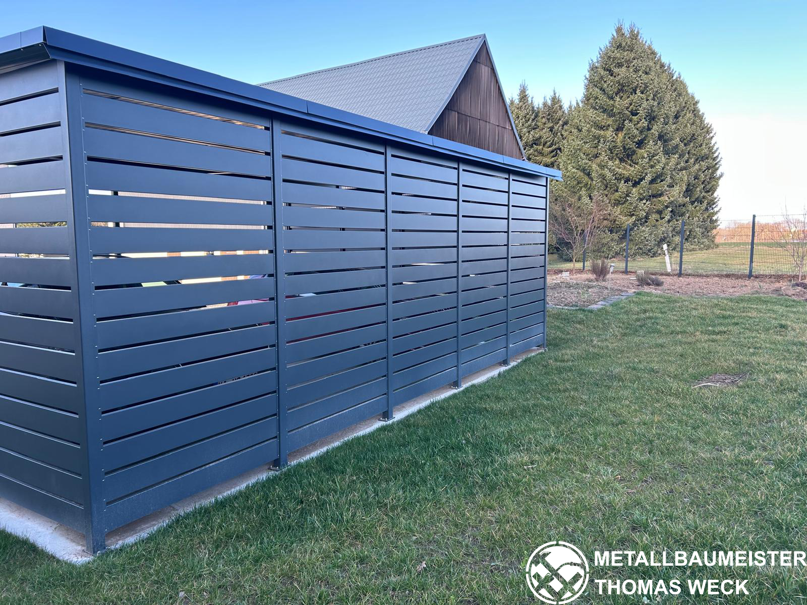 Rückansicht eines anthrazitfarbenen Design-Carports aus Metall